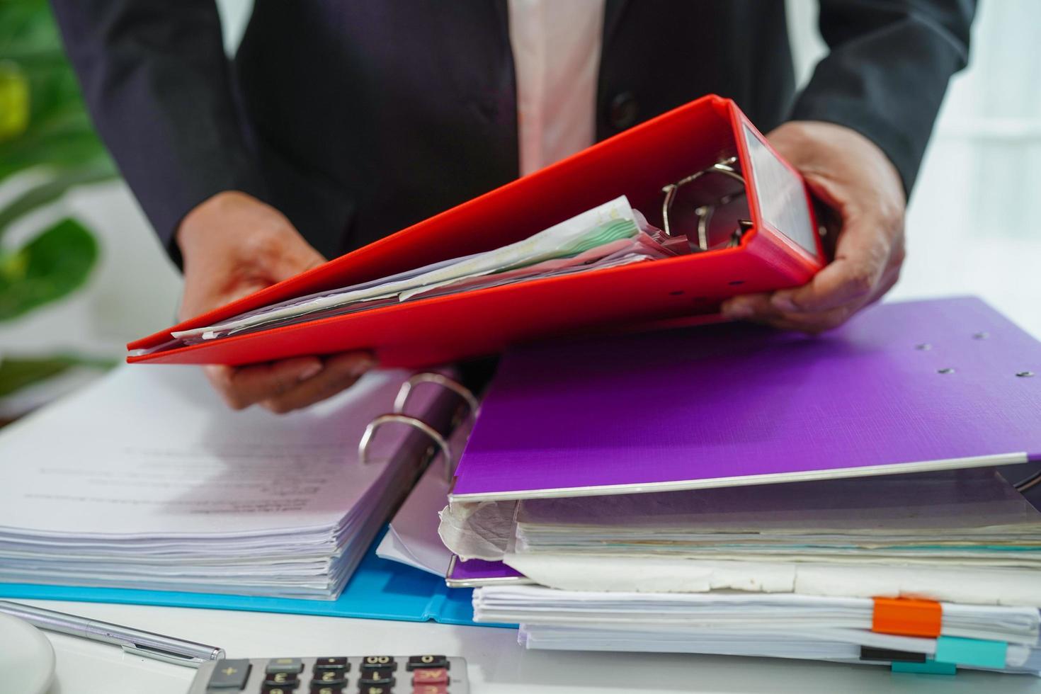 homme d'affaires travaillant et préparant des données de rapport de paperasse pour analyser les informations dans le classeur de fichiers au bureau. photo