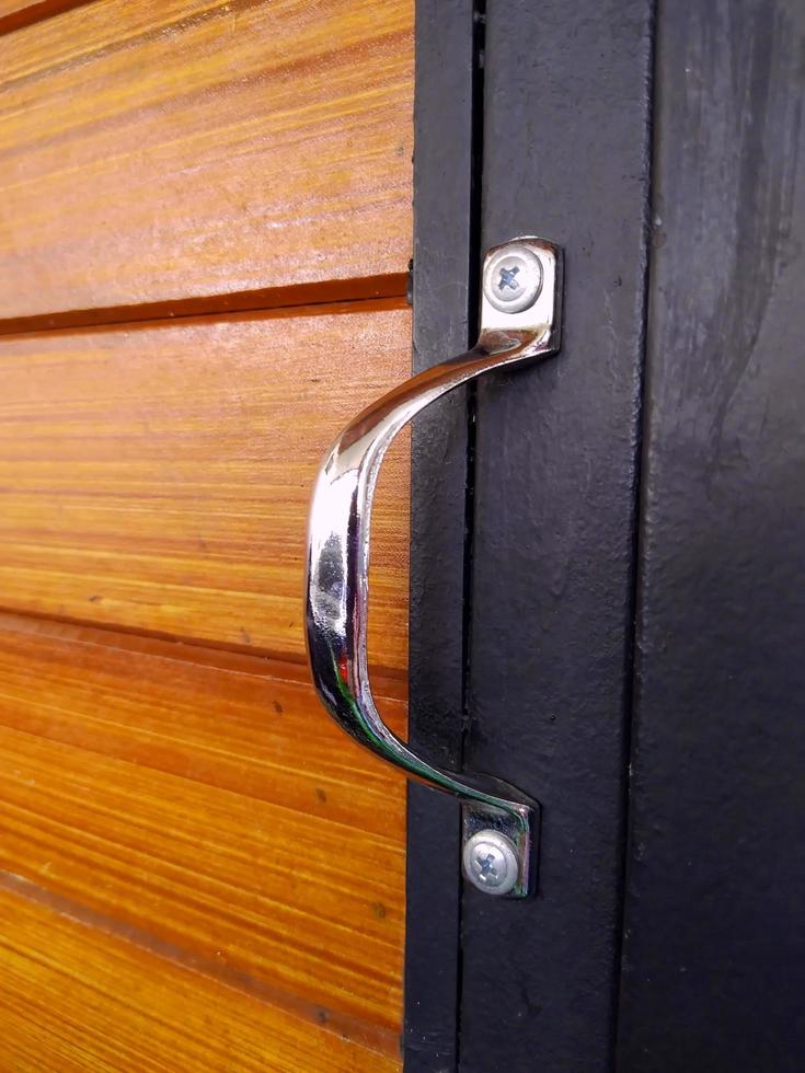 gros plan de la poignée de porte de la salle de stockage. poignée en acier inoxydable. photo