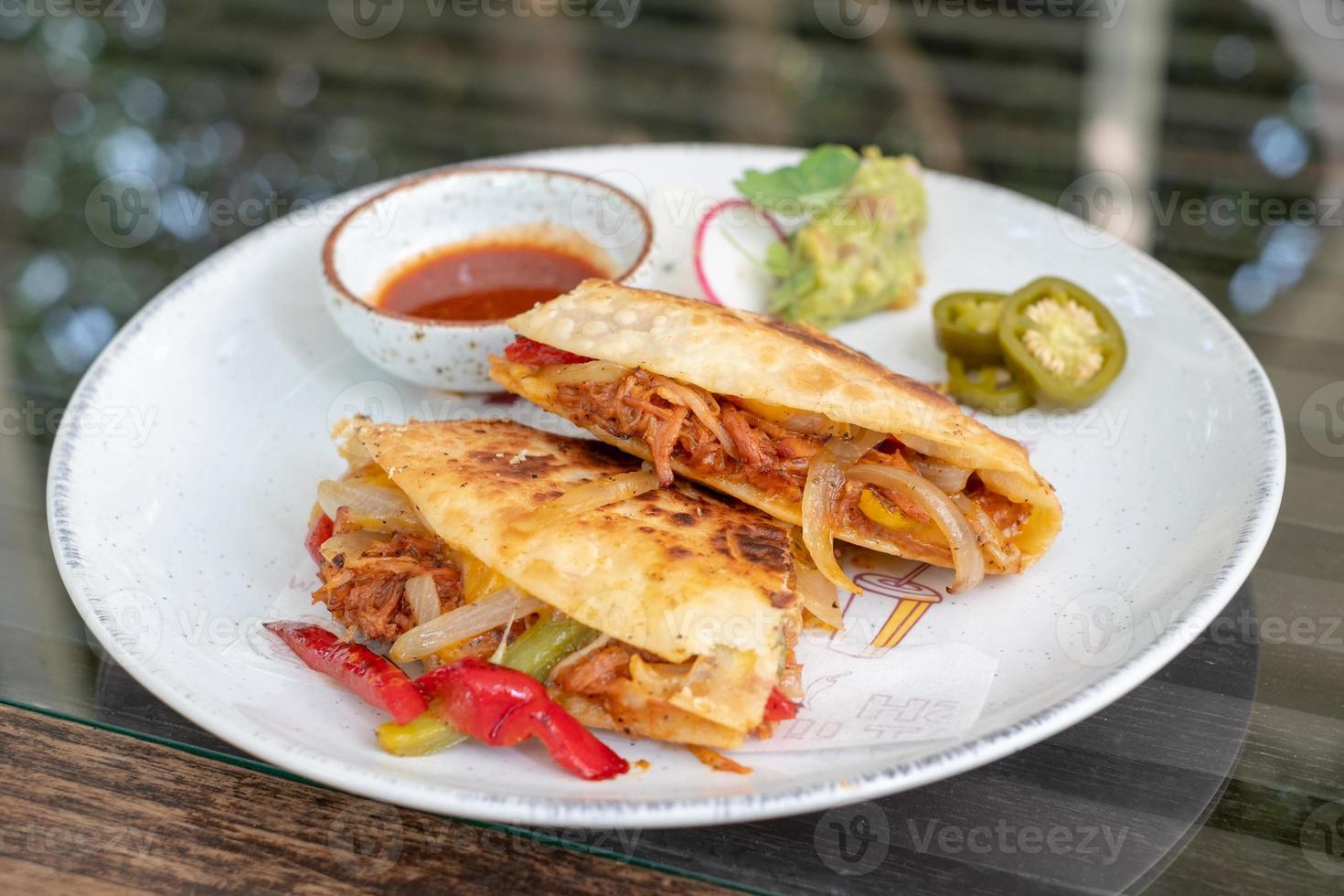 quesadilla au porc fumé, tortilla de farine grillée maison remplie de porc fumé maison de 8 heures photo