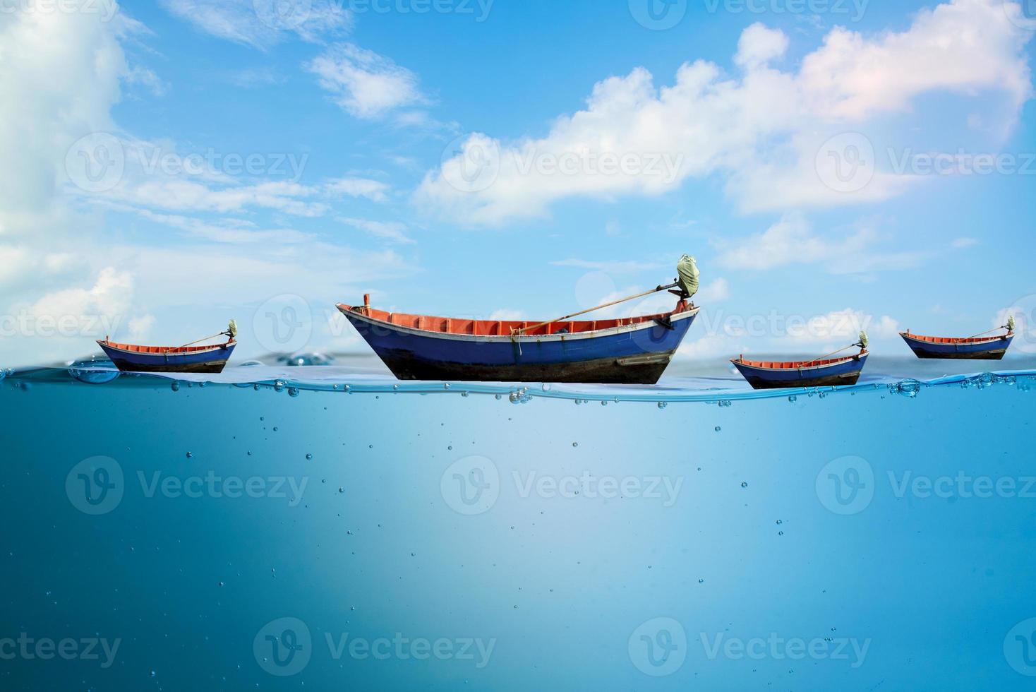 de nombreux bateaux de pêche sur les vagues de la mer s'arrêtent de fumer, avec des bulles séparées sur un fond de ciel lumineux, le soleil du matin. coins populaires, concepts naturels photo