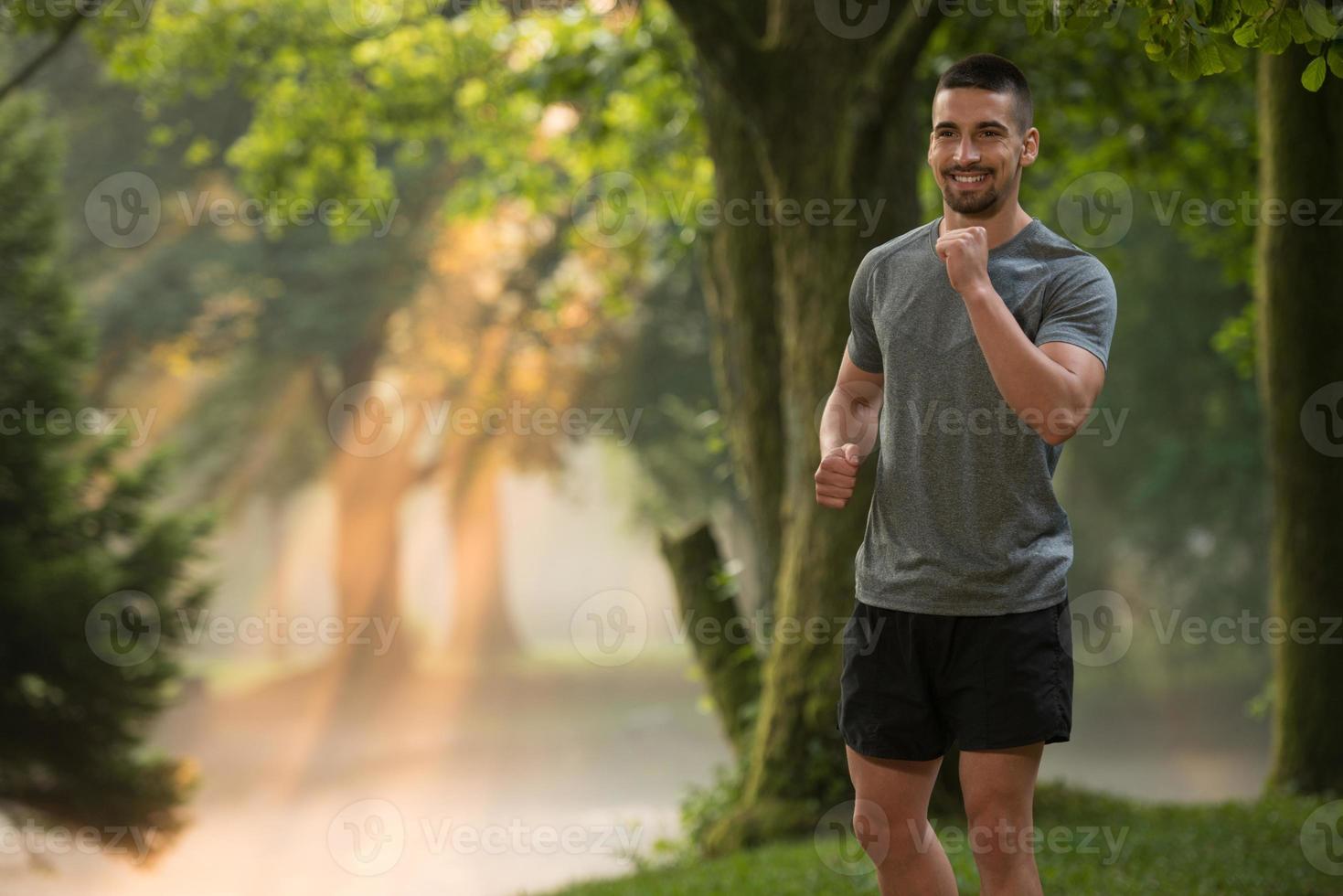 coureur homme jogging séance d'entraînement en plein air dans un parc photo