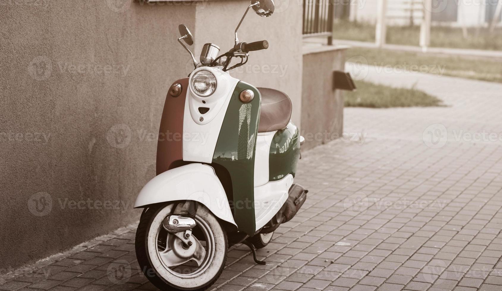 scooter vintage dans la rue de la ville photo