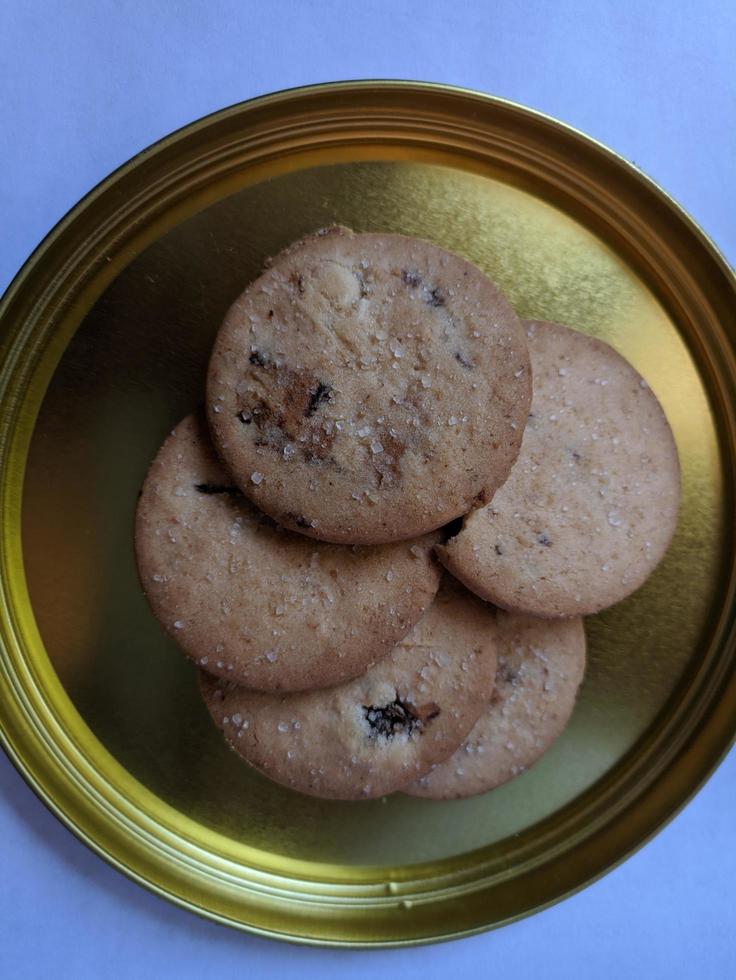 biscuits aux raisins secs saupoudrés de sucre sur une plaque dorée photo