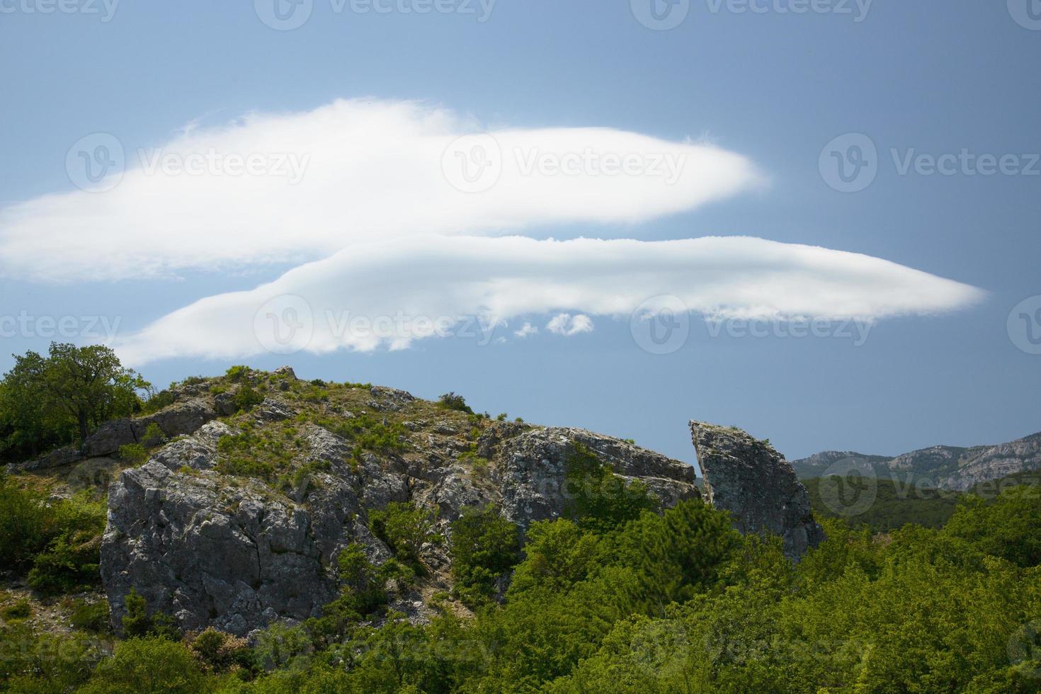 nuage lenticulaire dans les rayons du soleil du matin dans la crimée de montagne. photo