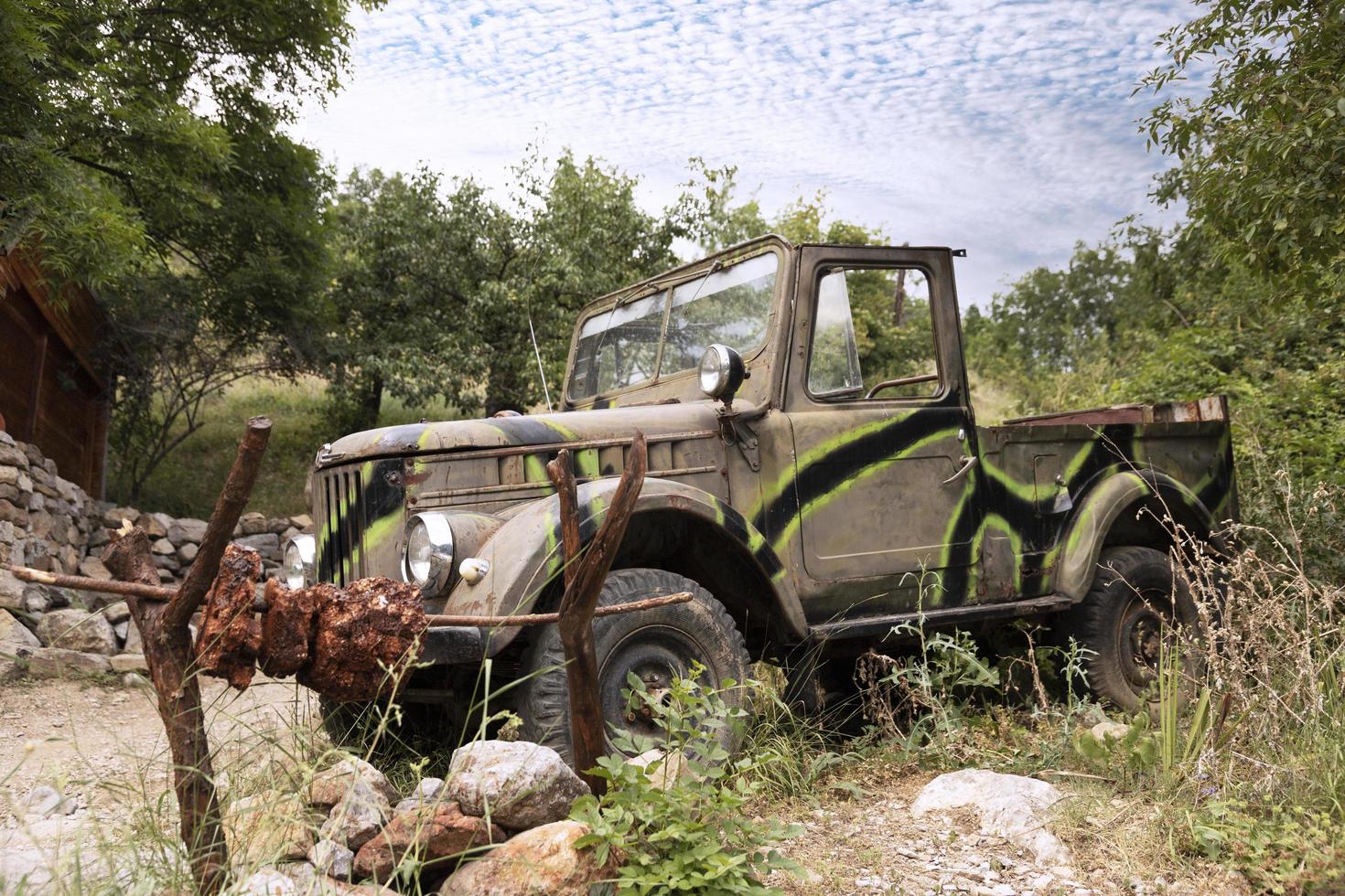 crimée, ukraine, 24 juillet 2021 - ancien véhicule tout-terrain soviétique uaz-gaz 69 dans les montagnes de crimée. mode de vie. photo