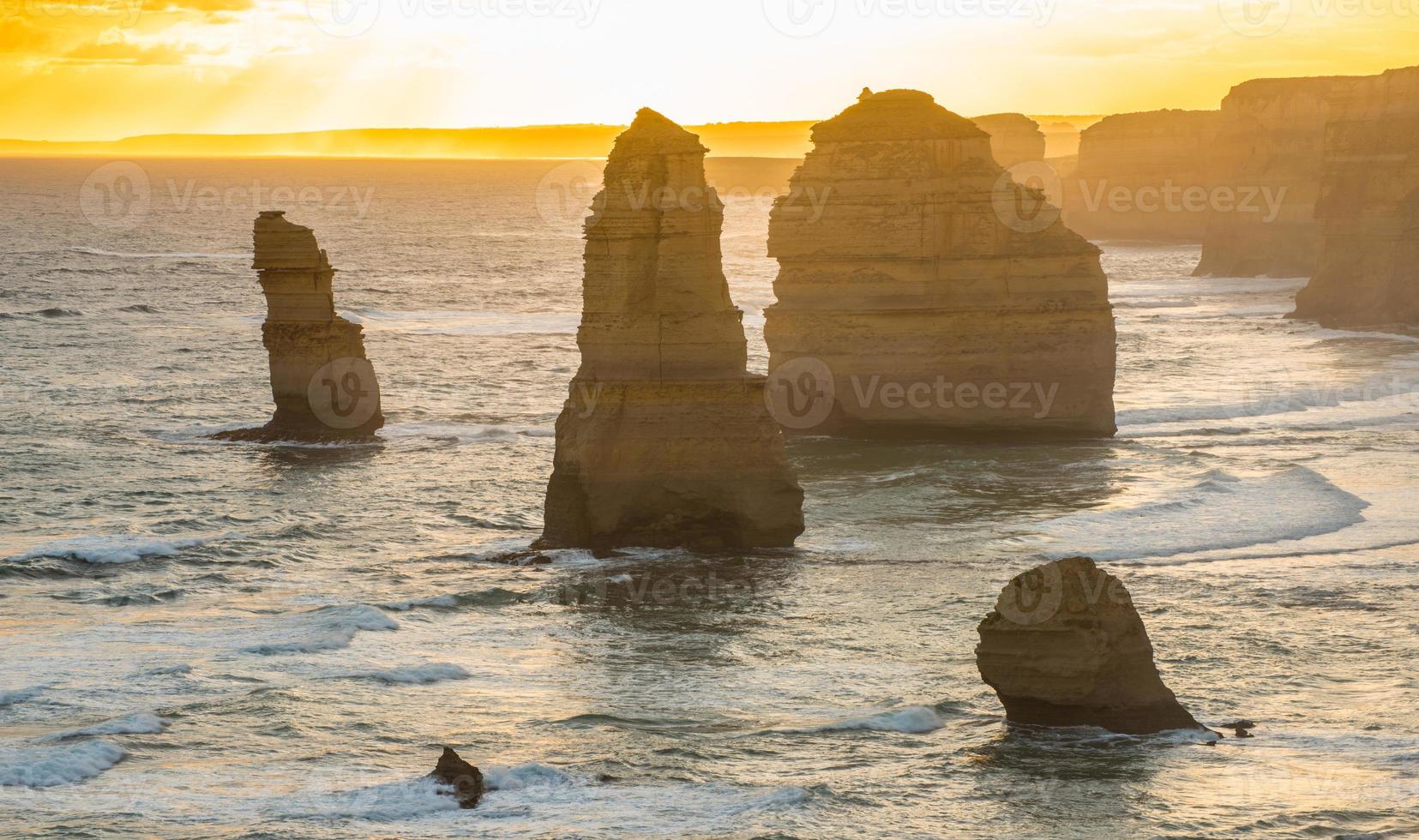 douze apôtres une formation rocheuse emblématique sur la grande route de l'océan de l'état de victoria, en australie au coucher du soleil. photo