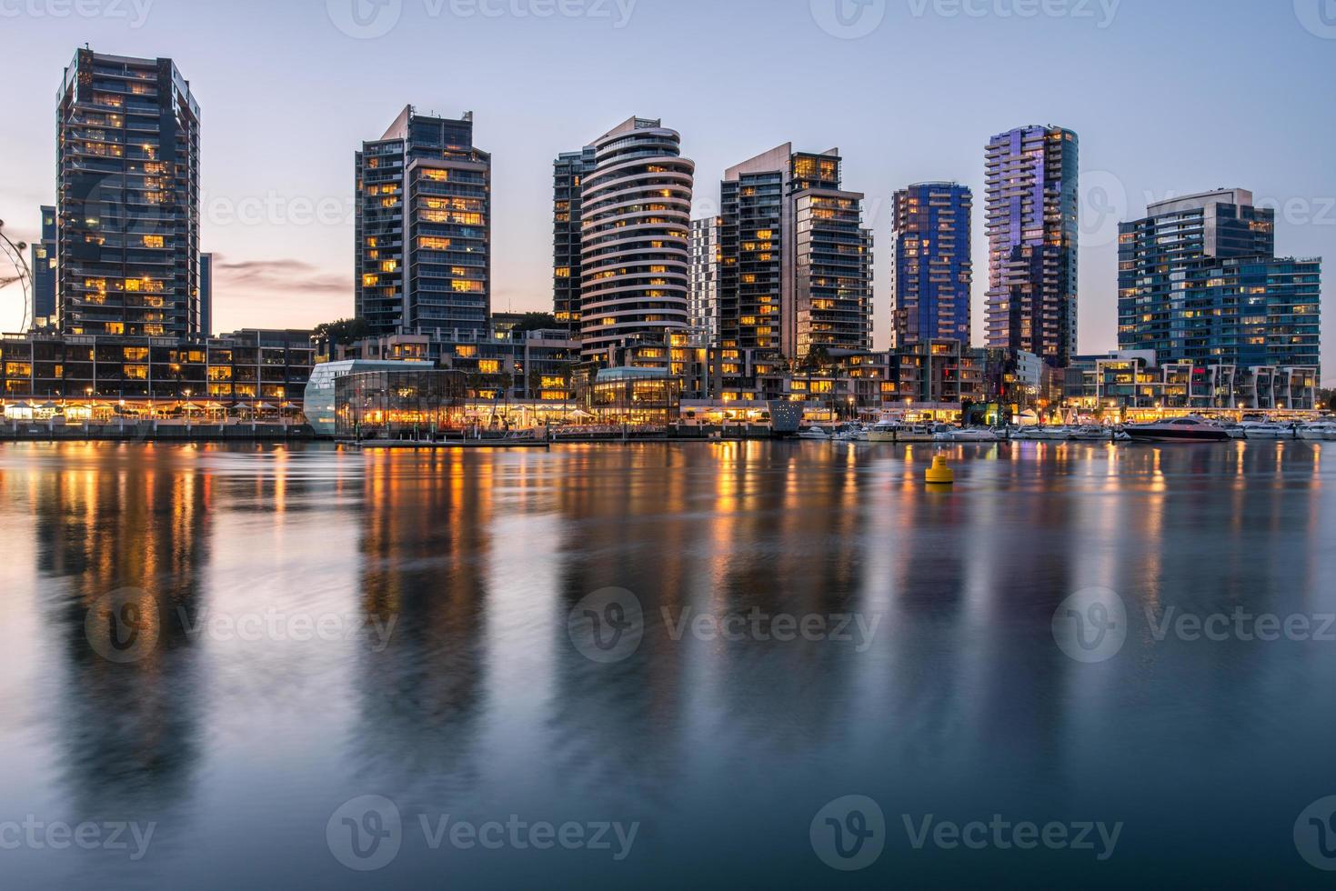 le reflet de la zone riveraine des docklands dans la ville de melbourne, australie la nuit. photo