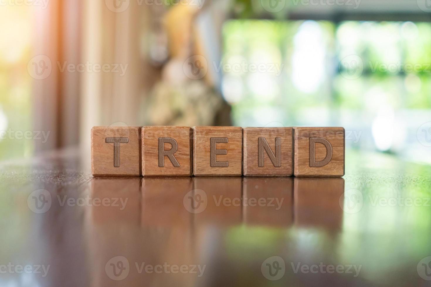 un groupe de cubes en bois sur table avec mot tendance dessus. photo