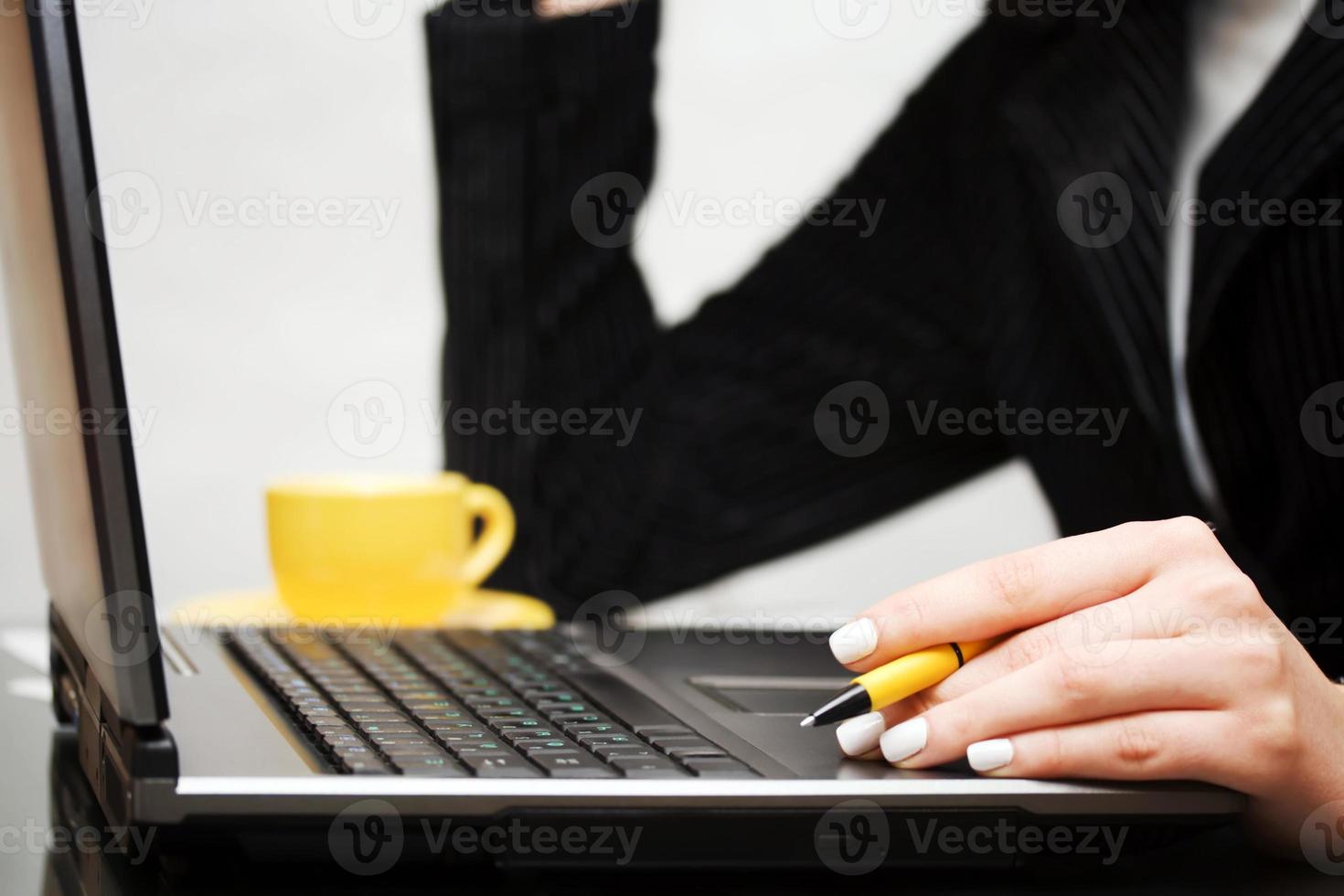 mains féminines à l'aide d'un ordinateur portable photo