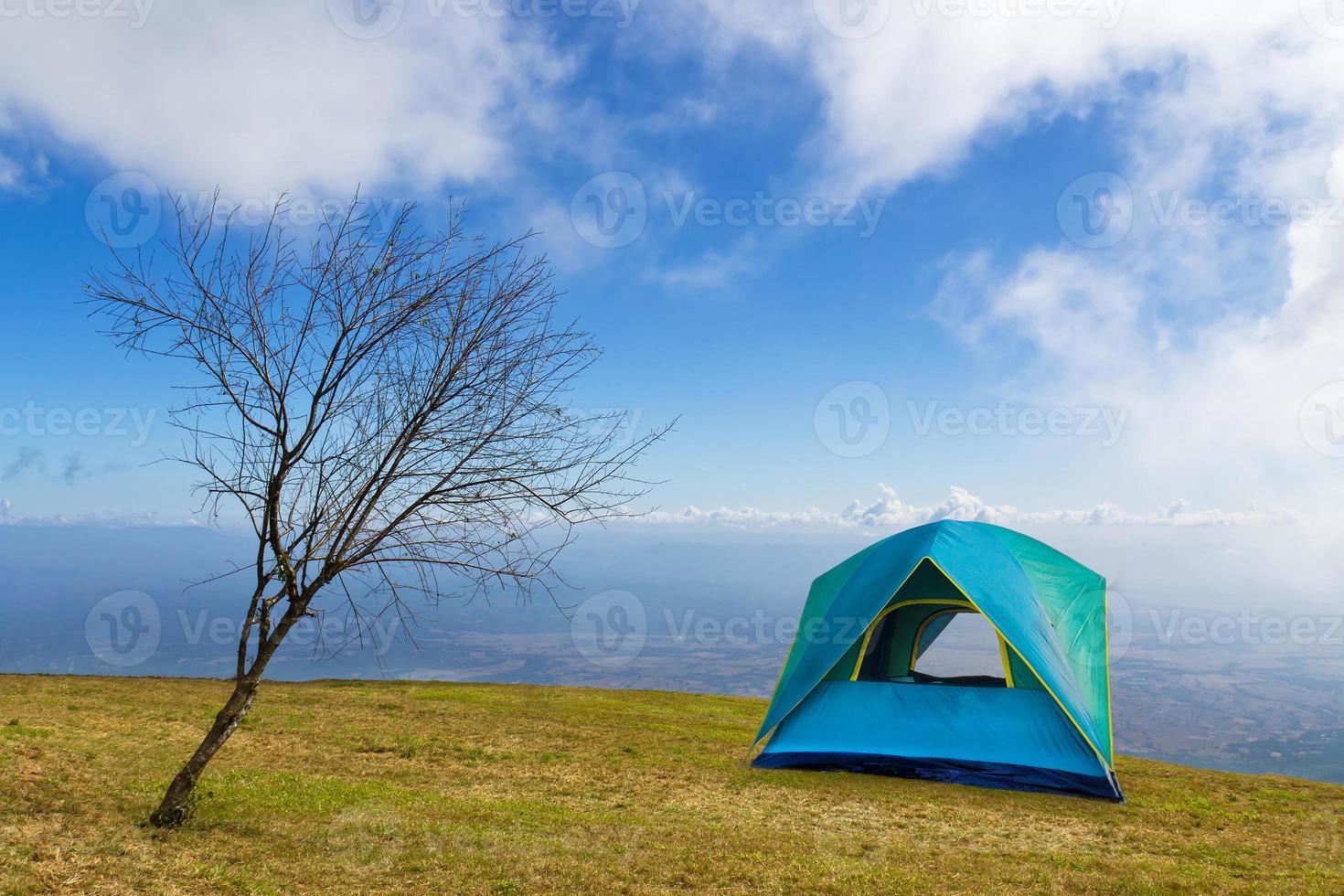 tente de camping avec ciel bleu le matin photo