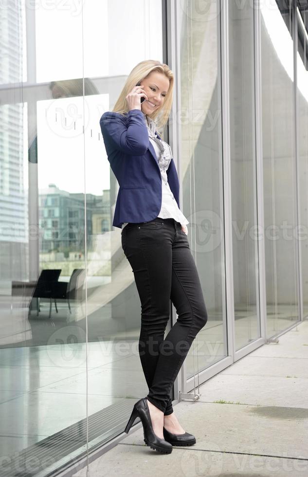 Berlin, femme manager avec smartphone photo