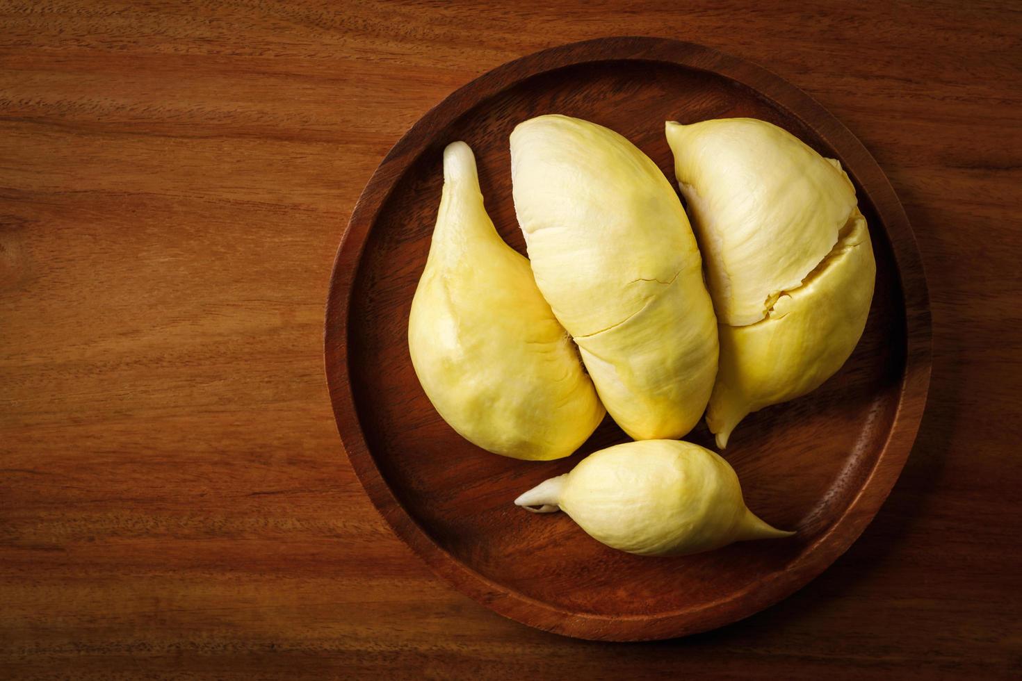 durian, roi des fruits tropicaux en asie du sud-est, thaïlande. dessert frais aux fruits populaires en thaïlande servi. son fruit doux, de texture beurrée, très peu de jus. le durian a une odeur notoirement forte photo