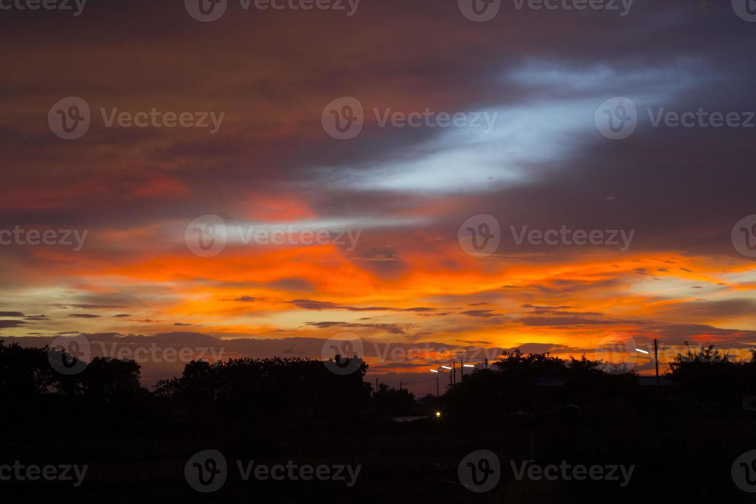 le ciel est une ligne horizontale jaune orange et de nombreuses couleurs dans les belles couleurs du soir dans la nature tranquille, chaleureuse et romantique de la campagne. photo