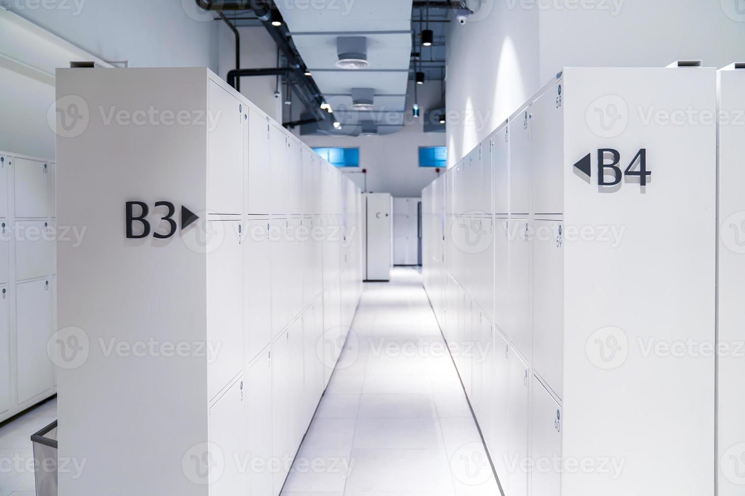 casiers de luxe numériques blancs chambre de taille moyenne pour les touristes photo