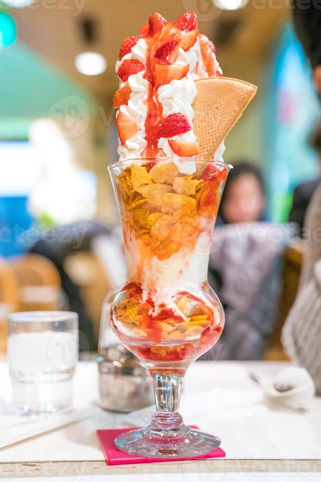 glace tour sundae aux fraises avec crème fouettée et sauce aux fraises. photo