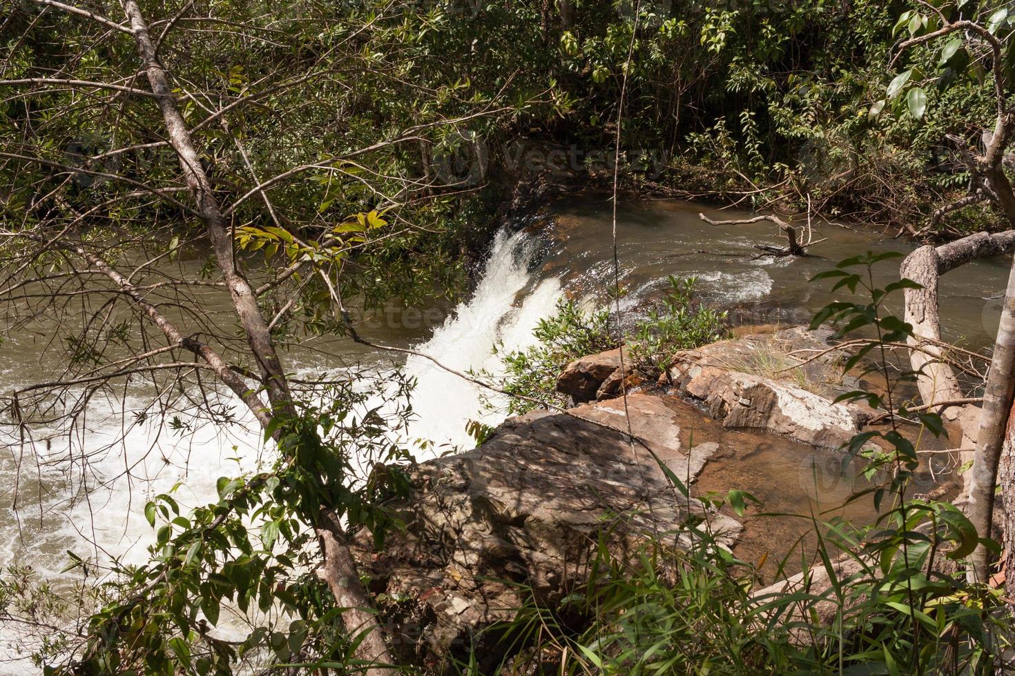 vue sur le haut de la petite cascade connue sous le nom de cascata da anta le long du sentier à indaia près de planaltina, et formosa, goias, brésil photo
