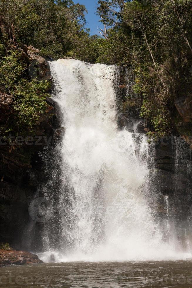 la belle cascade d'indaia l'une des sept cascades le long du sentier à indaia près de planaltina, et formosa, goias, brésil photo