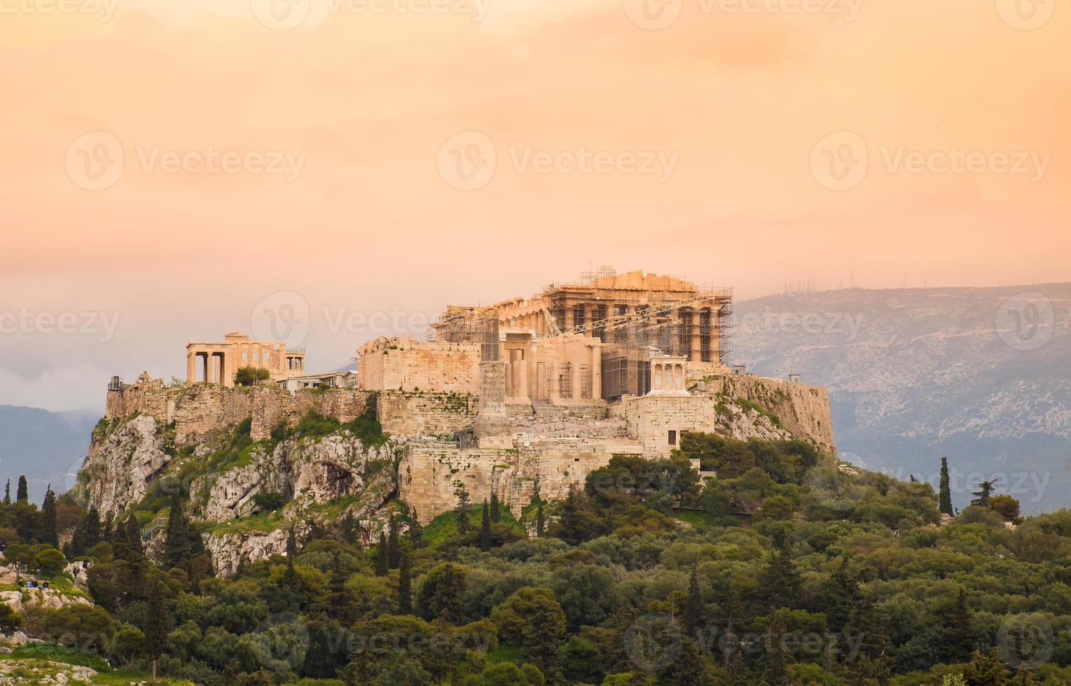 coucher de soleil sur la colline de l'acropole avec le parthénon photo
