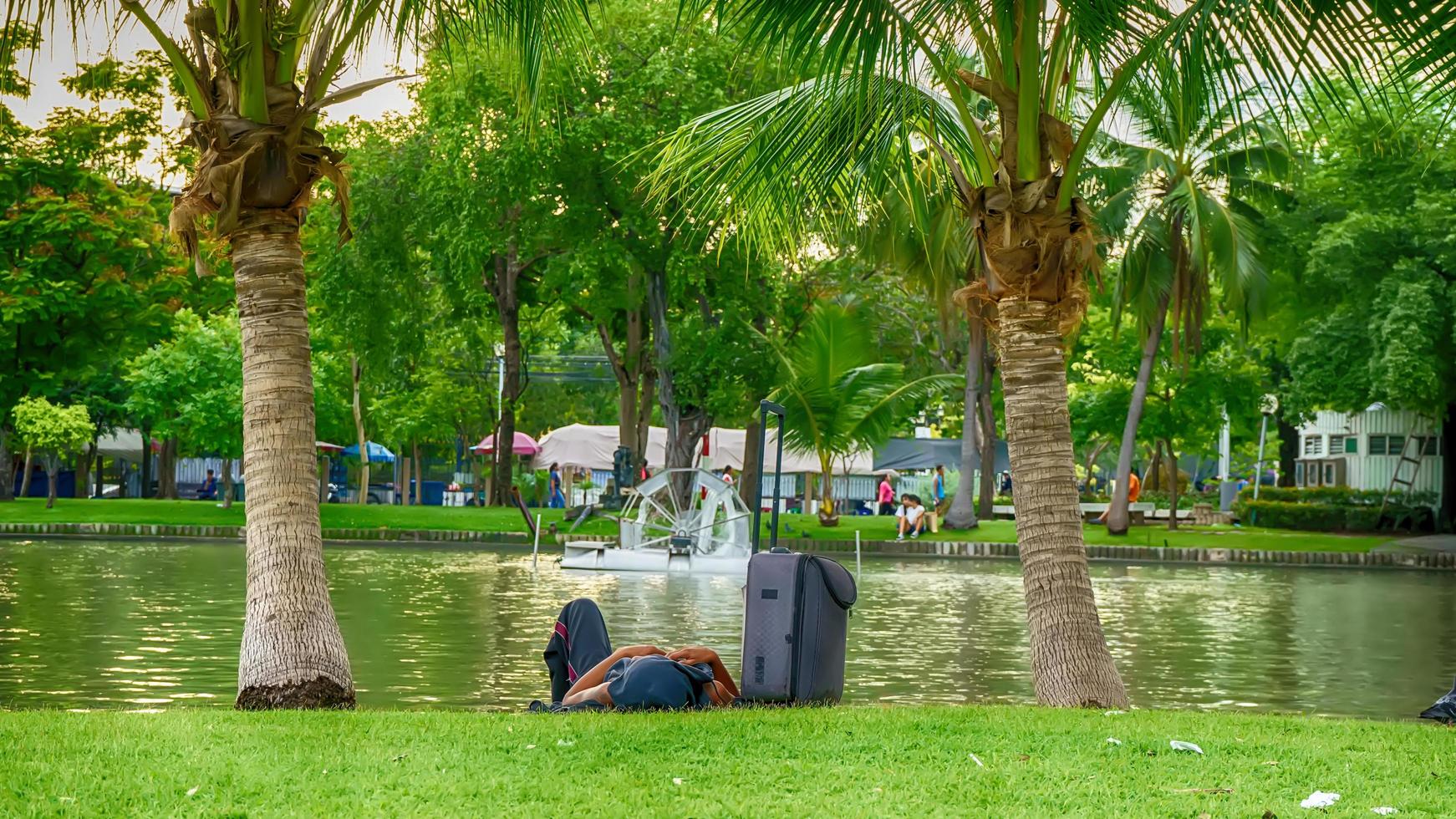 le parc est un lieu de détente, de conversation pour tout le monde. photo