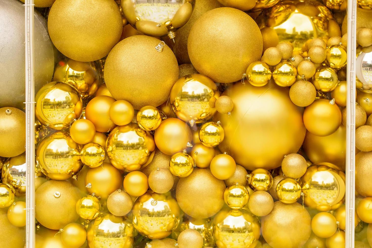 beaucoup de boules de noël dans les festivals de joyeux noël et de bonne année. photo