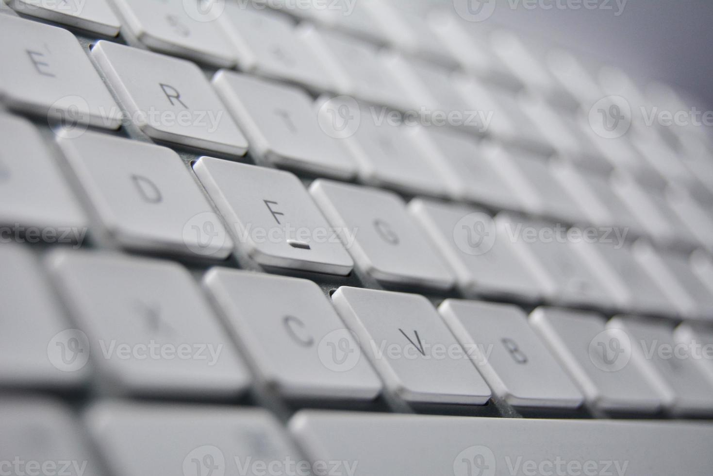 clavier d'ordinateur avec touches blanches. photo