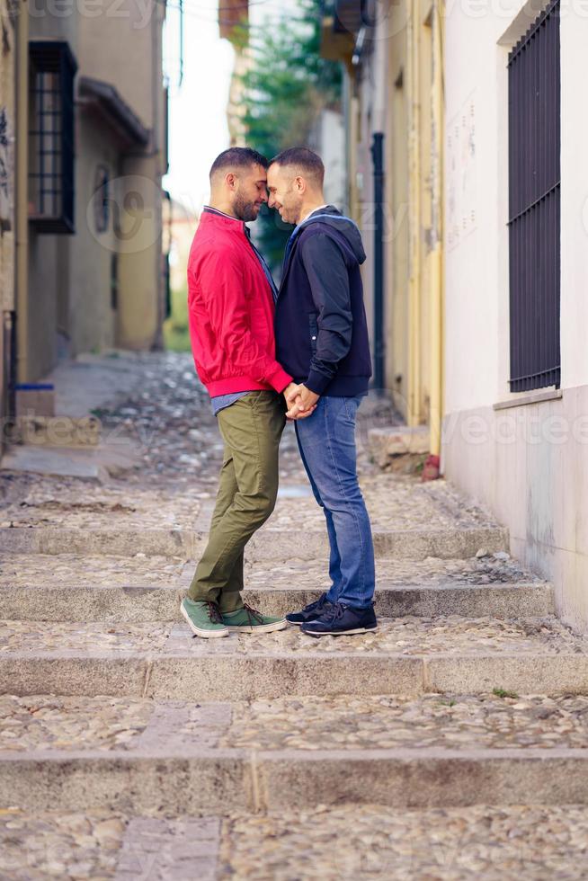 couple gay dans un moment romantique dans la rue. photo