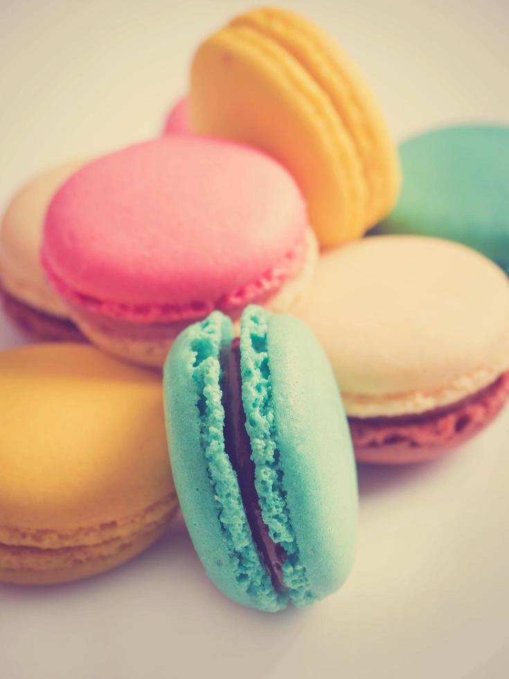 macarons pastel colorés dans un style vintage. macarons sucrés aux couleurs pastel. photo