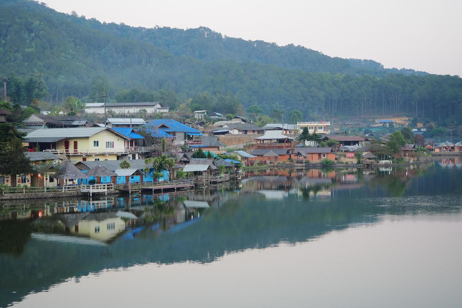 village de rak thai, mae hong son, thaïlande-14 février 2019 - la vue d'image du réservoir du village de rak thai photo