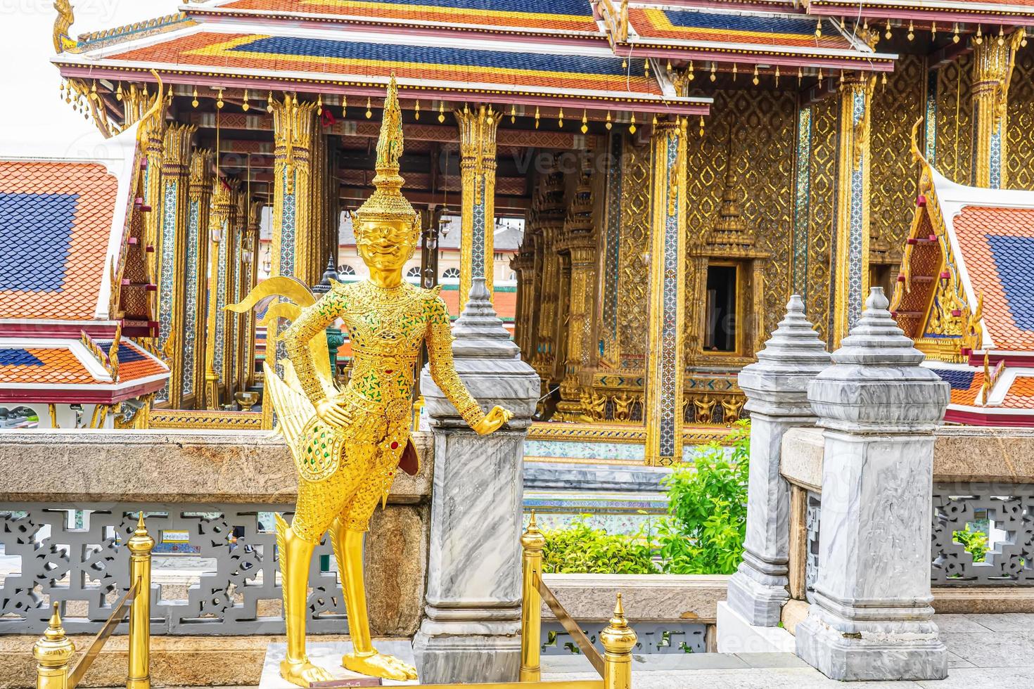 un monument du wat phra kaew à bangkok, en thaïlande. un endroit où tout le monde dans chaque religion peut être vu. photo