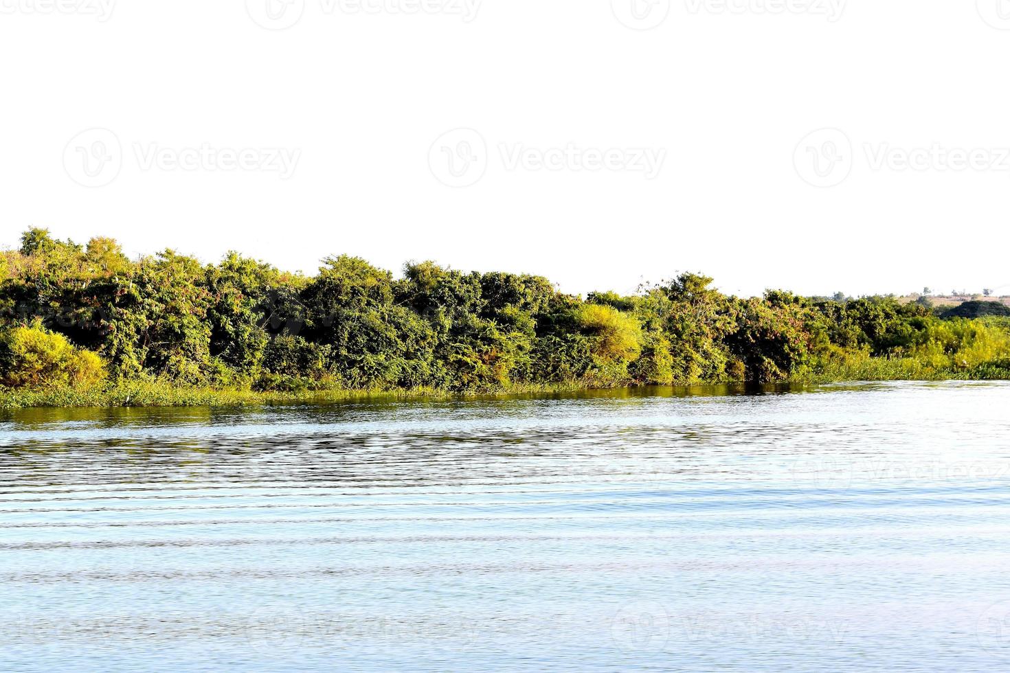 un beau paysage de lac pris le soir. photo