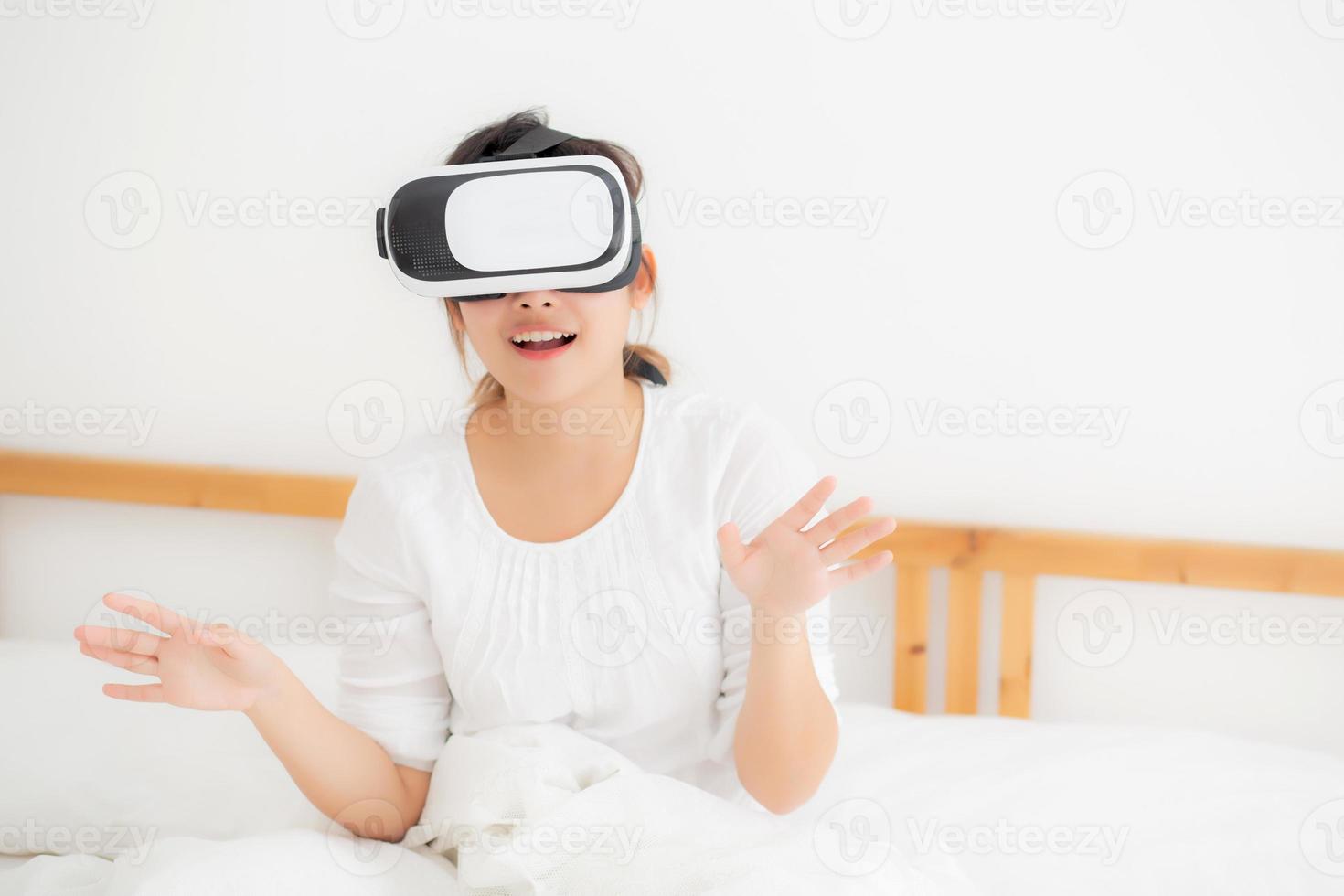 belle jeune femme asiatique joyeuse et amusante portant un casque de réalité virtuelle vr, un appareil pour fille et regardant des divertissements de jeux de simulation à l'avenir, une femme recherchant avec la technologie numérique. photo