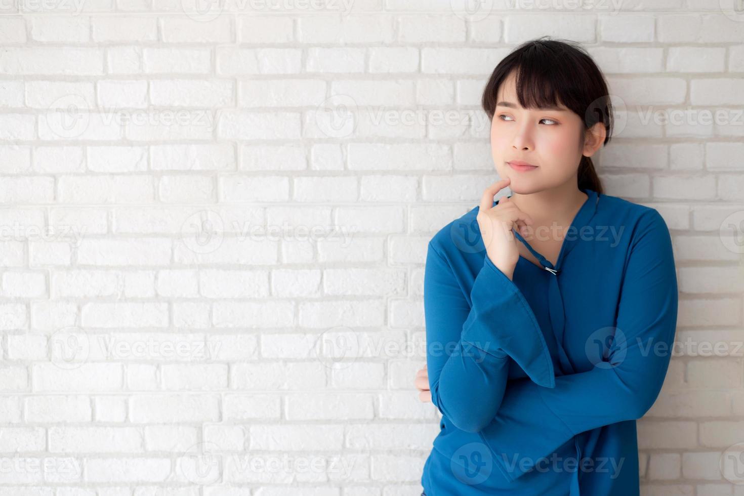 beau portrait jeune femme asiatique confiante pensant avec du ciment et du béton, expression debout de fille sérieuse ou doute avec idée, concept de style de vie. photo