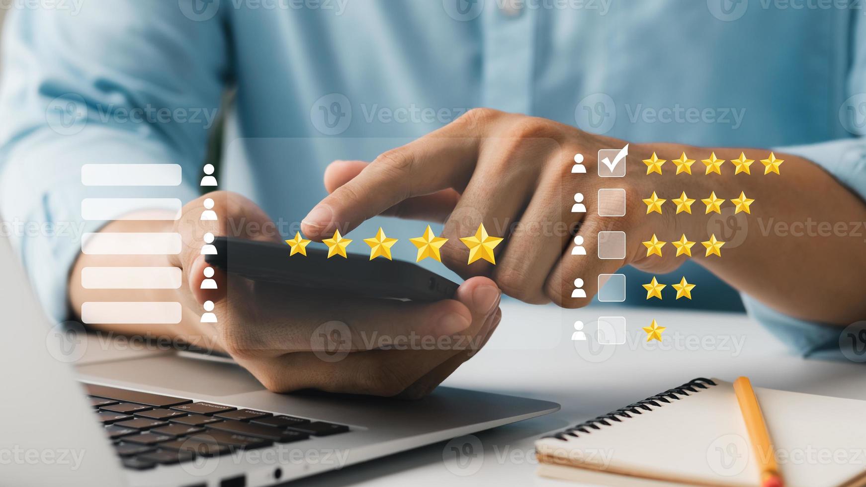 l'utilisateur attribue une note à l'expérience de service sur l'application en ligne, le concept d'enquête de satisfaction des commentaires des clients, le client peut évaluer la qualité du service menant au classement de la réputation de l'entreprise. photo