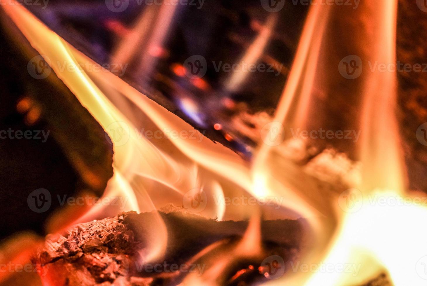 beau feu brûlant chaud rouge et orange dans une cheminée photo