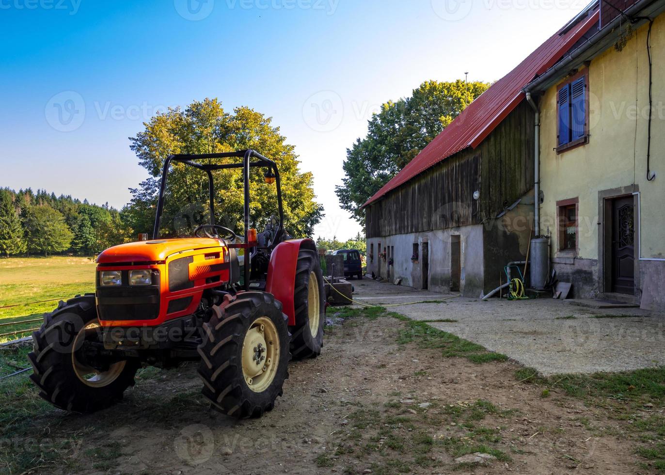 tracteur sur une ancienne ferme des hauteurs vosgiennes. photo