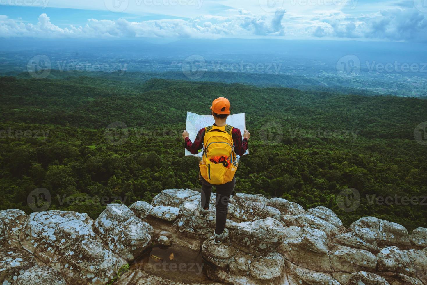 les femmes asiatiques voyagent se détendre pendant les vacances. voir la carte explorer les montagnes photo