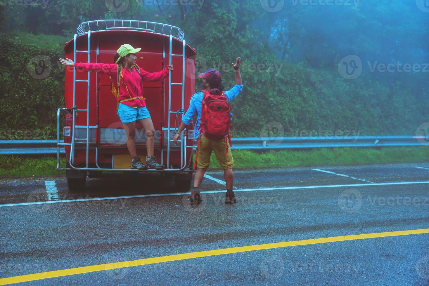 l'homme asiatique amoureux et les femmes asiatiques voyagent dans la nature. étude de la nature dans la forêt tropicale au milieu de la brume rainyat. voyager en minibus à chiangmai en thaïlande. photo