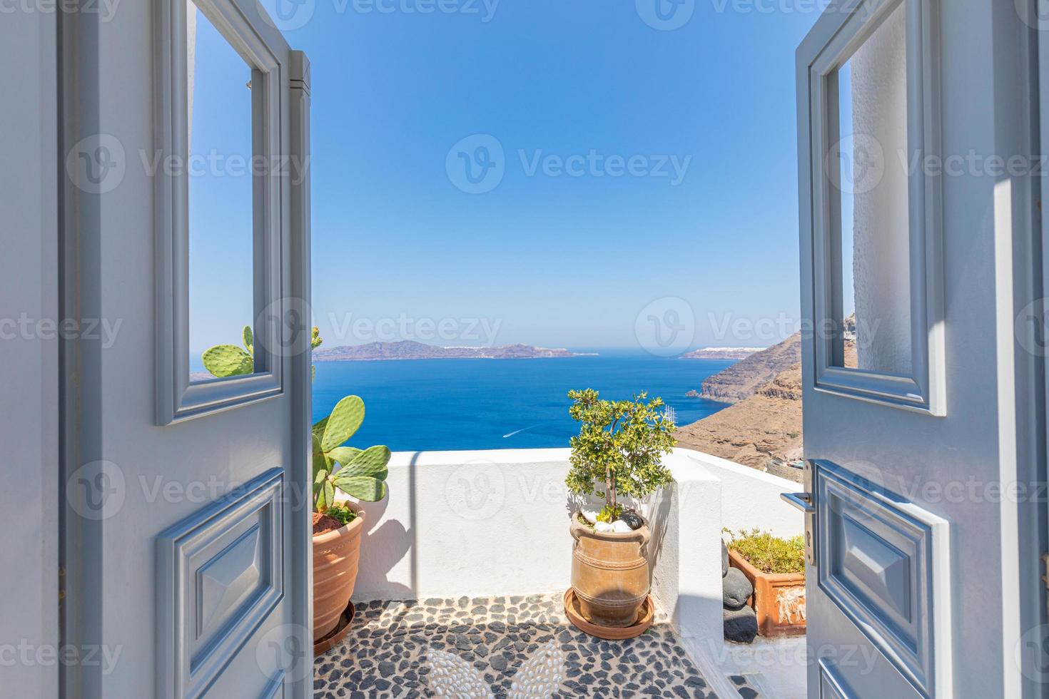 vue imprenable et ensoleillée sur fira, caldeira, volcan de santorin, grèce. paysage de vacances d'été tranquille et inspirant, belle vue sur la mer. aventure, paysage de voyage romantique photo