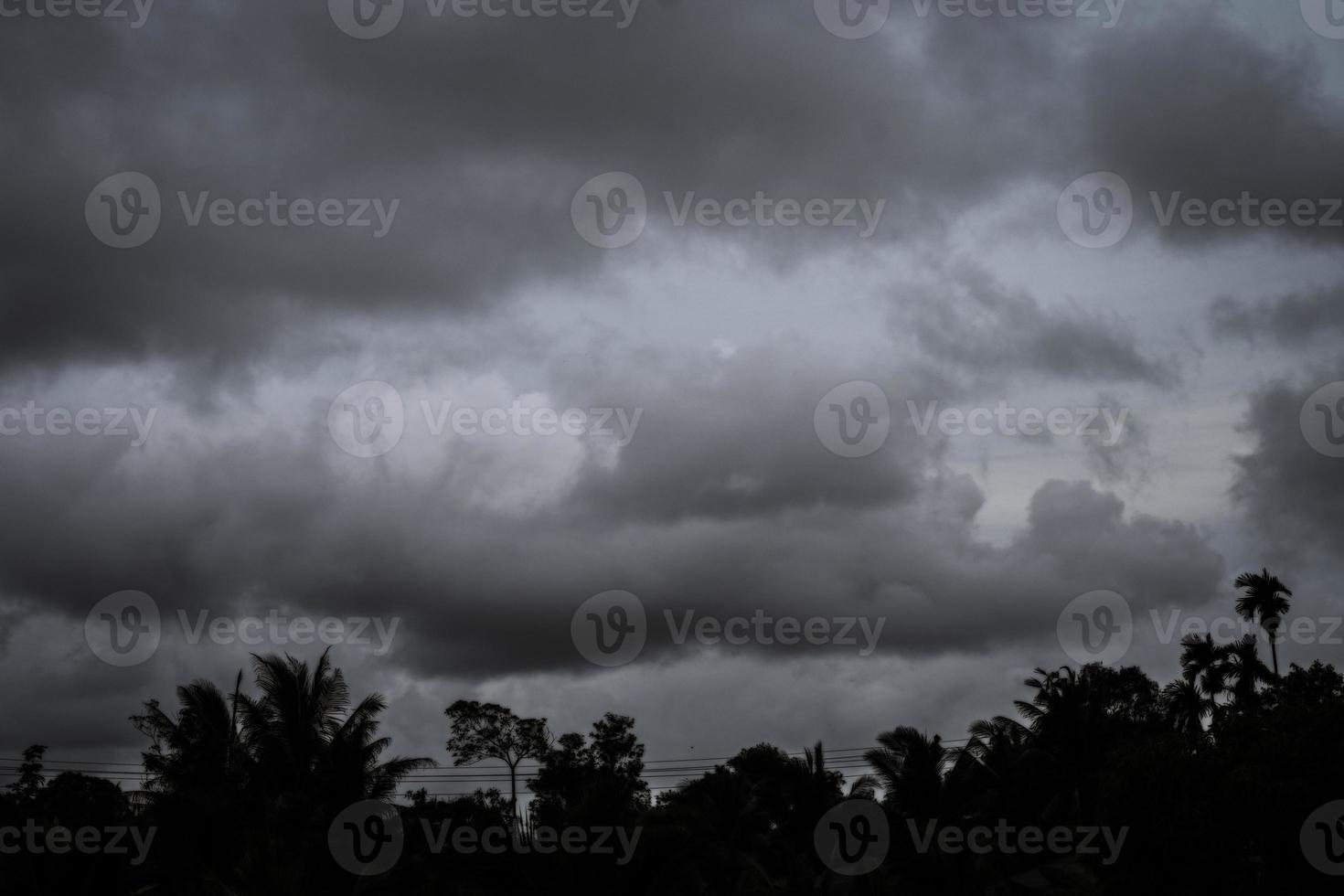 tempête de la saison des pluies. flou ciel sombre et fond de nuages photo