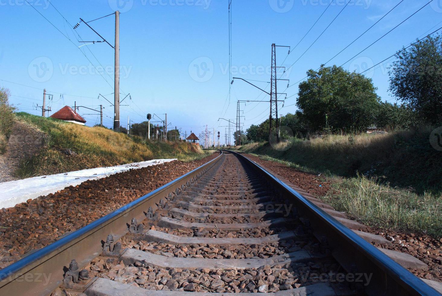 poteaux de feux de circulation ferroviaire contre un ciel bleu photo