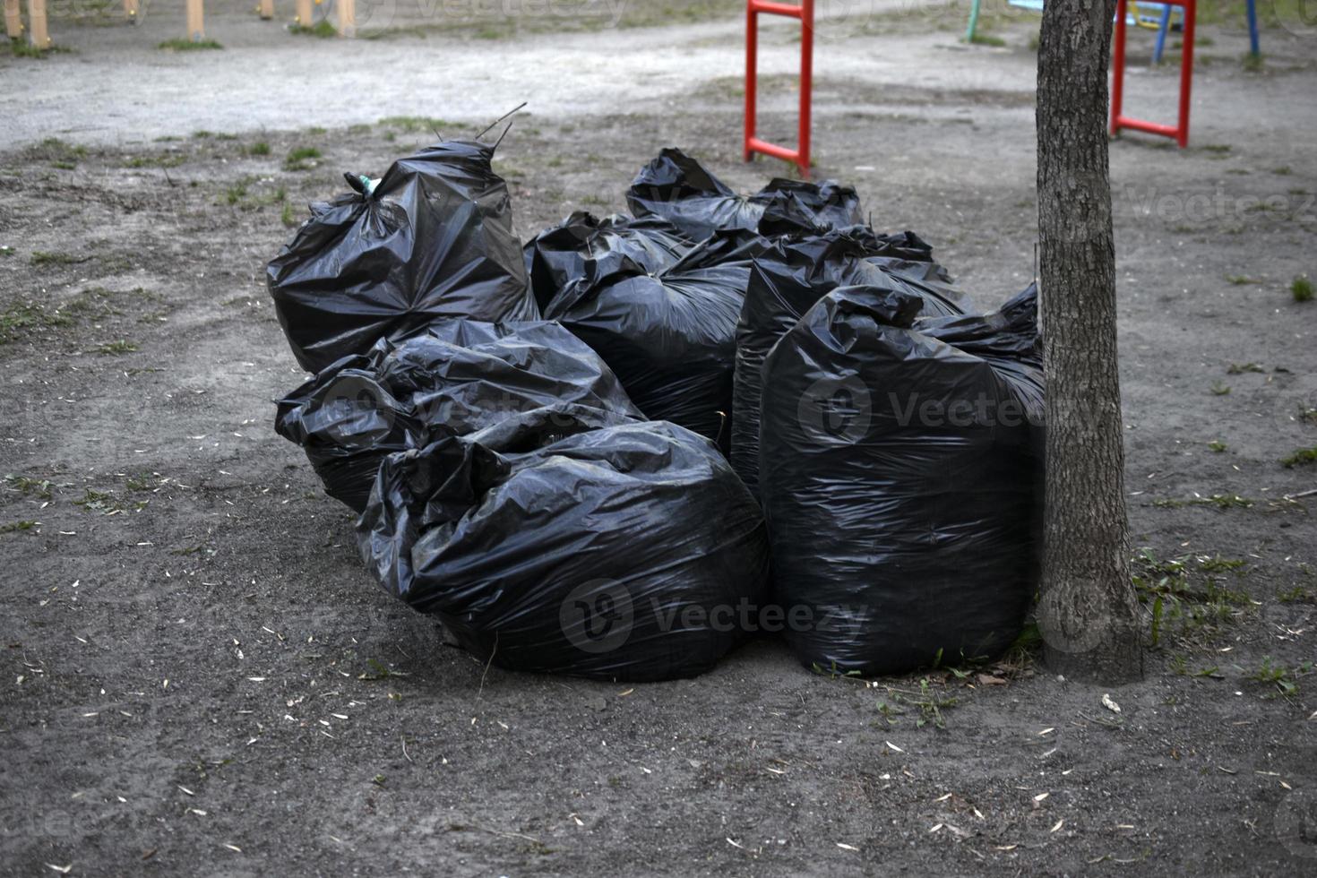 sacs poubelles noirs après le nettoyage des rues photo