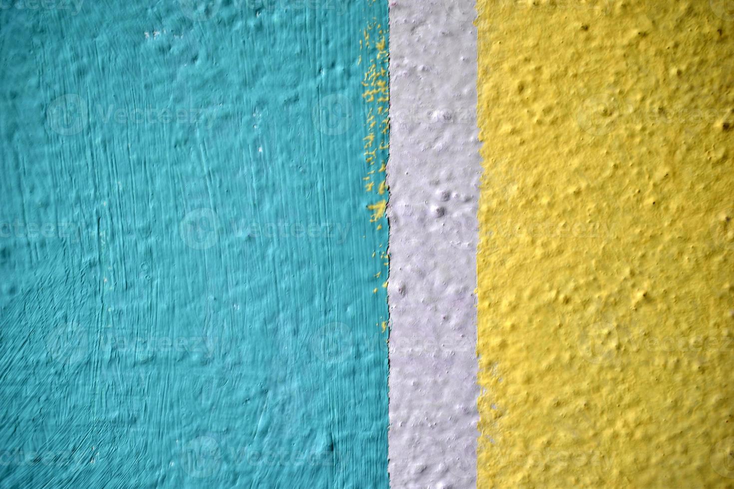 un mur jaune et bleu peint avec des rayures et un triangle photo