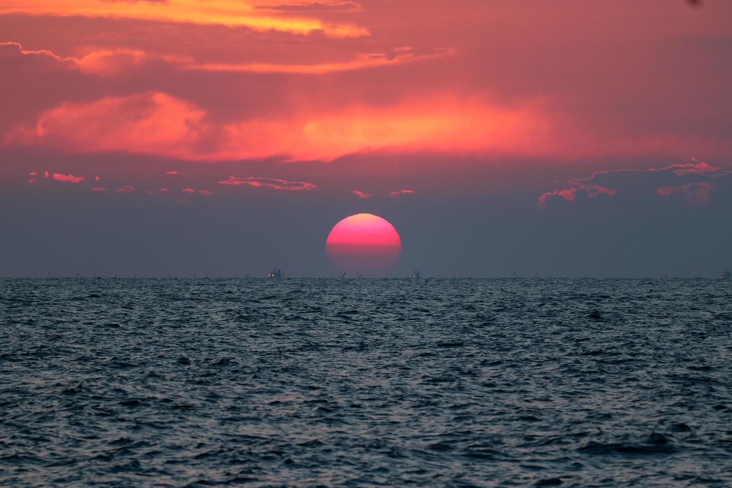 paysage coucher de soleil avec des vagues de la mer photo
