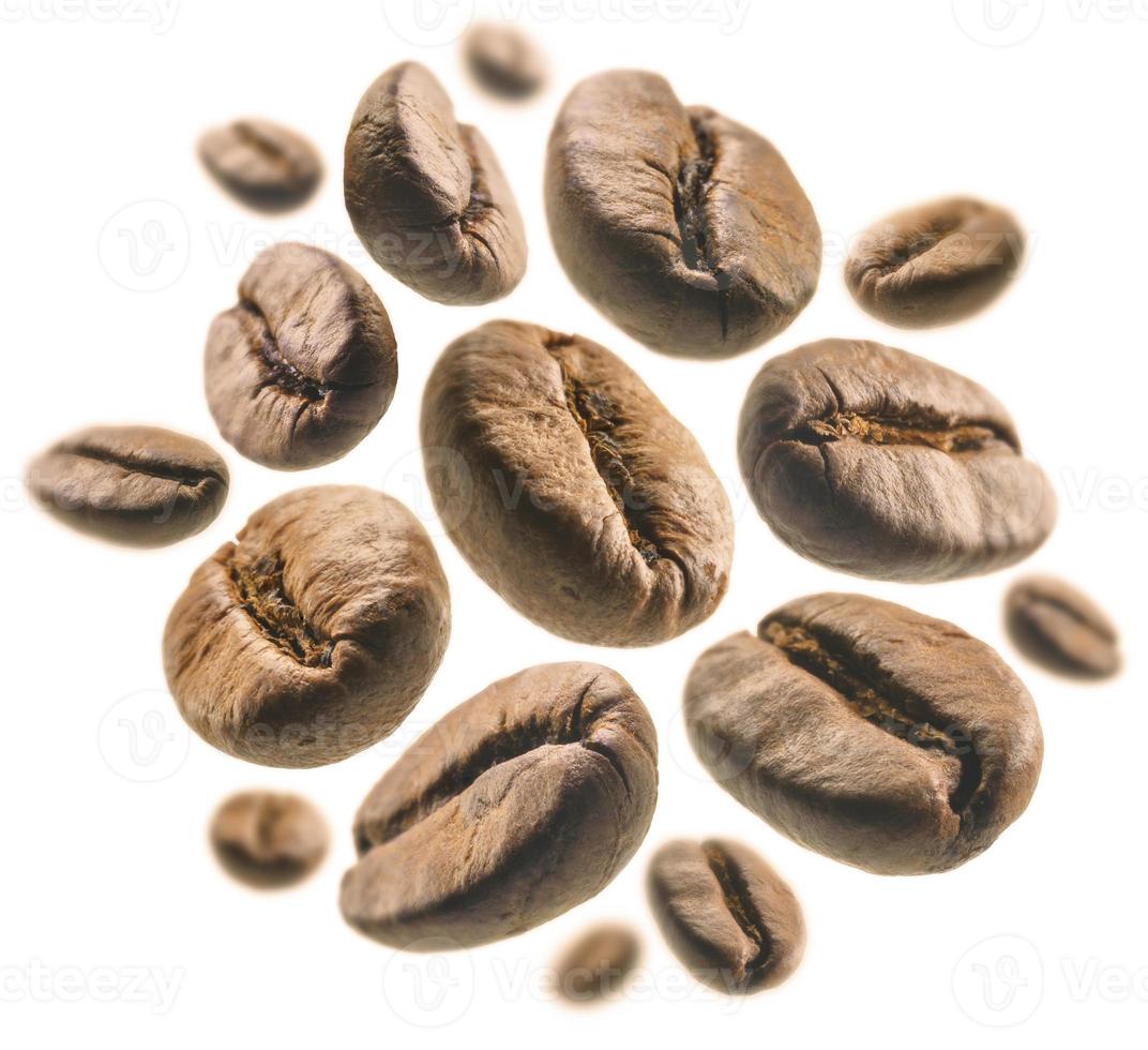 Les grains de café lévitent sur un fond blanc photo