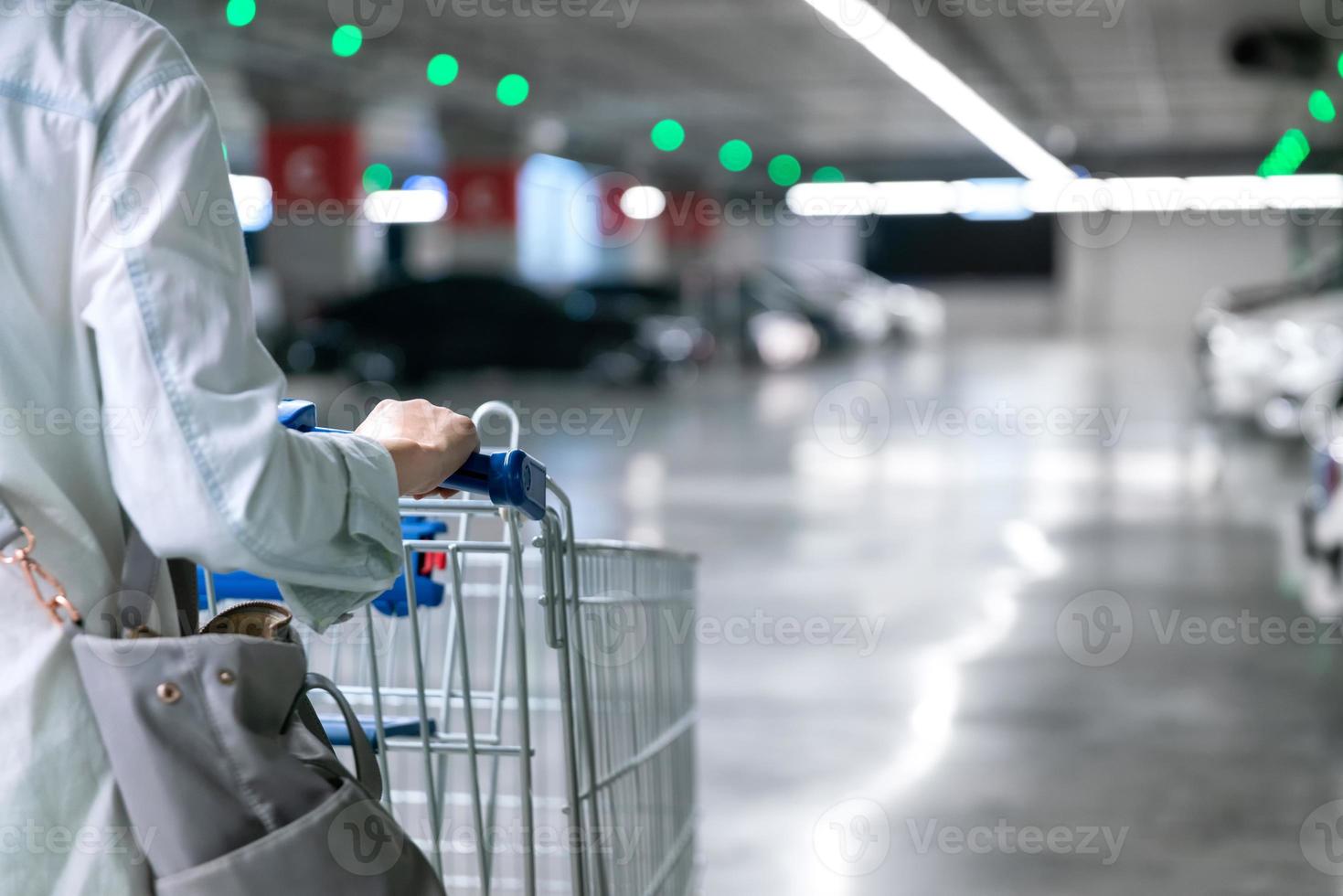 femme heureuse femme avec gros plan panier ou chariot dans un parking de produits frais pour une femme au foyer en bonne santé dans un supermarché photo