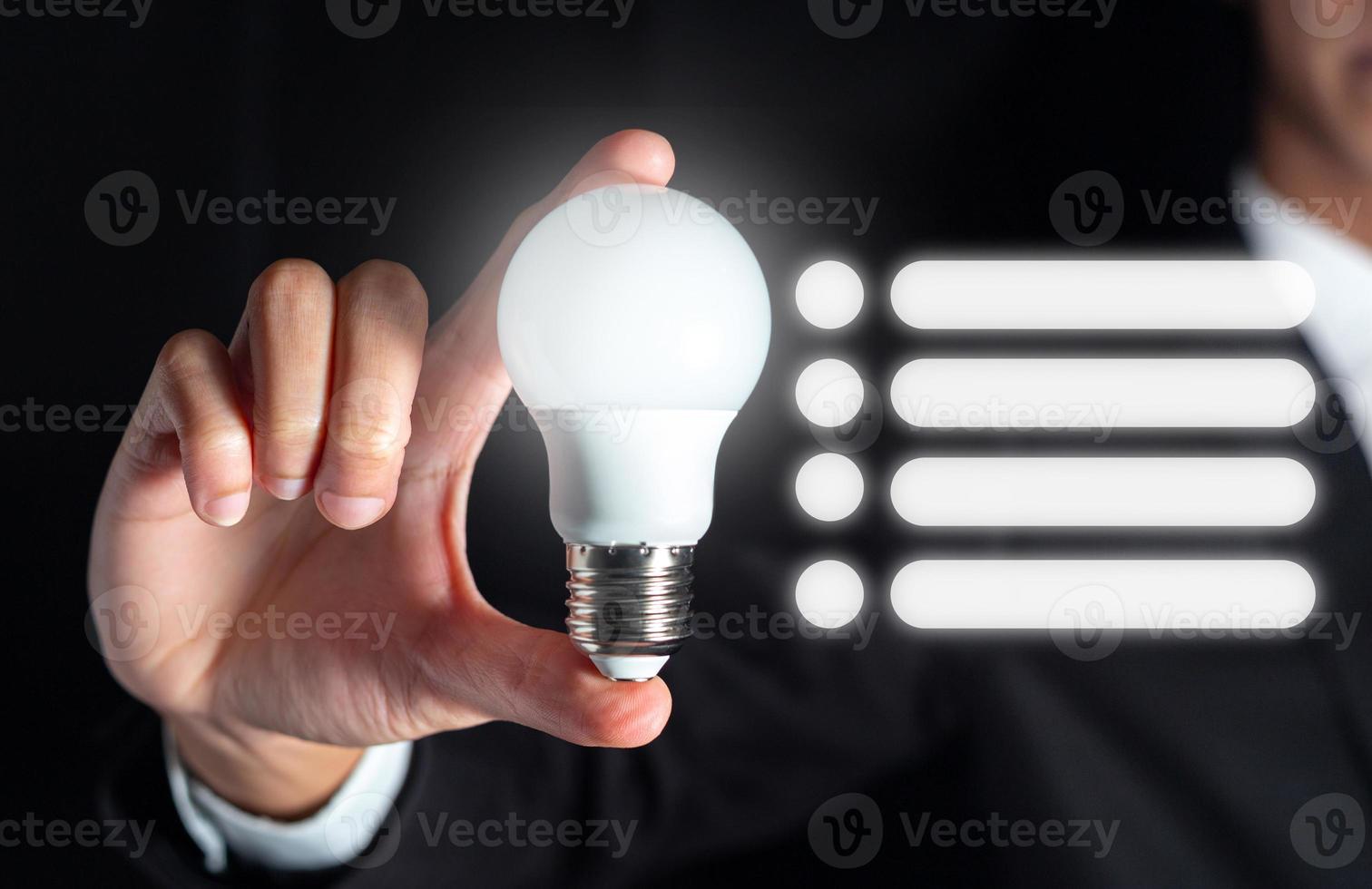 modèle d'idée homme d'affaires tenir une ampoule avec un modèle vierge vide pour une idée abstraite numérique abstraite signe dans le concept d'énergie et d'innovation photo