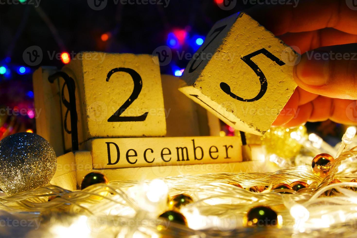 thème du jour de noël avec décorer et sapin festif.calendrier de bloc de cube en bois présent date 25 et mois décembre.célébration concept de noël et x'mas. photo