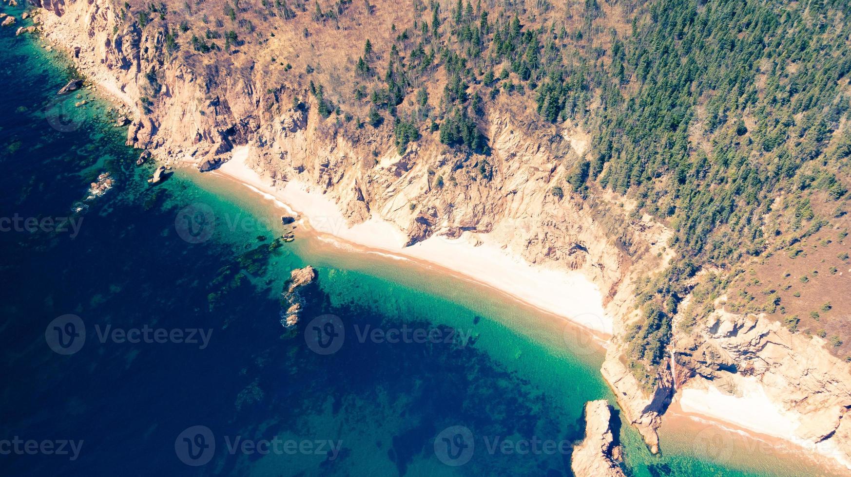 vue aérienne de la mer rencontrant le bord de la montagne du cap-breton en nouvelle-écosse photo