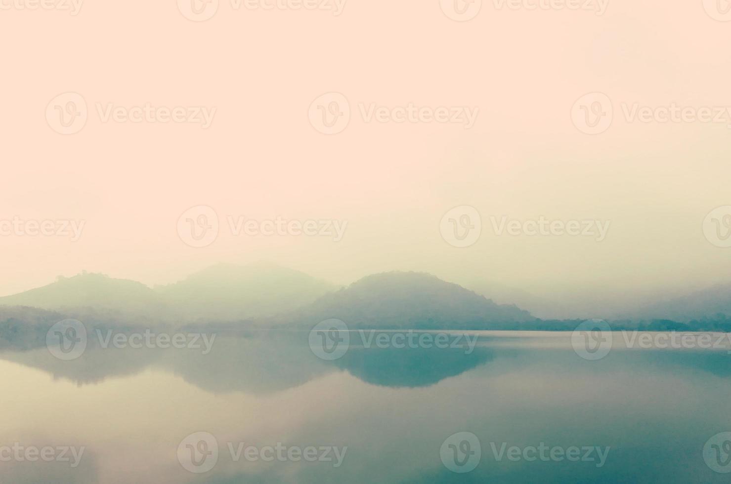 beau paysage avec vue sur la montagne et brouillard matinal au lever du soleil. fond naturel incroyable photo