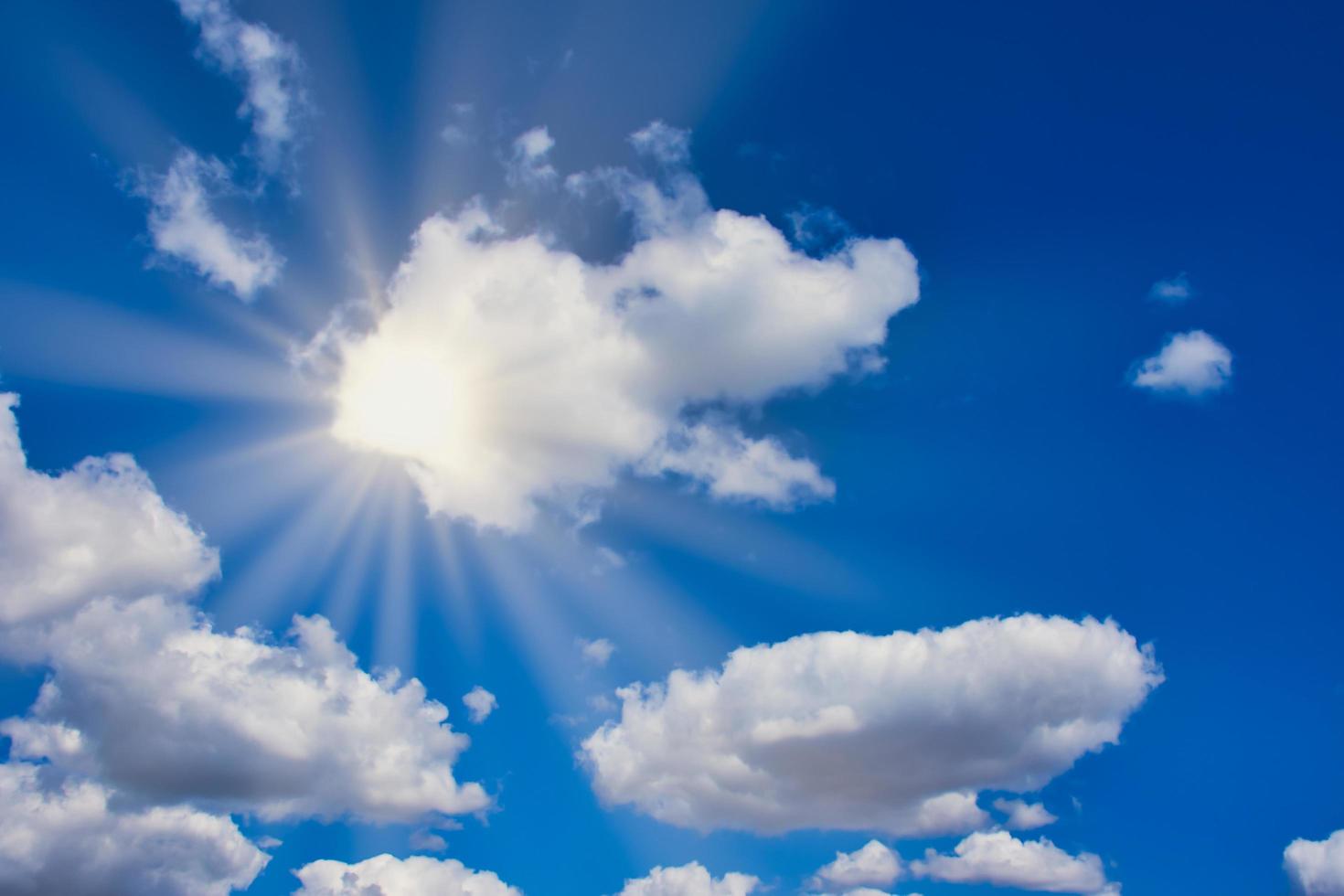 rayons de soleil sur un ciel d'été photo